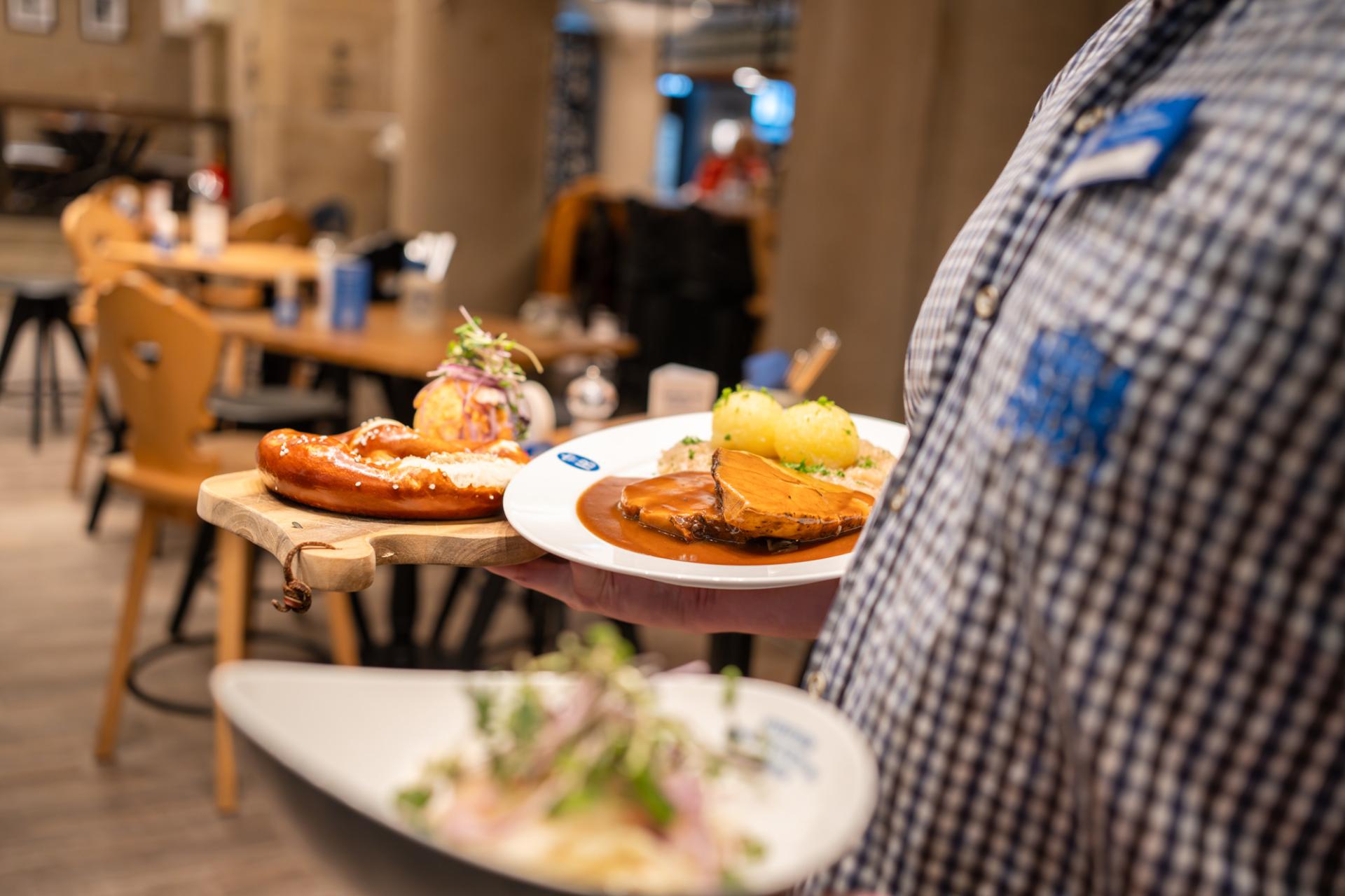 Kellner mit Essen